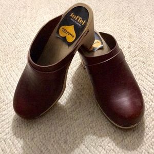 Classic slip-in burgundy clogs